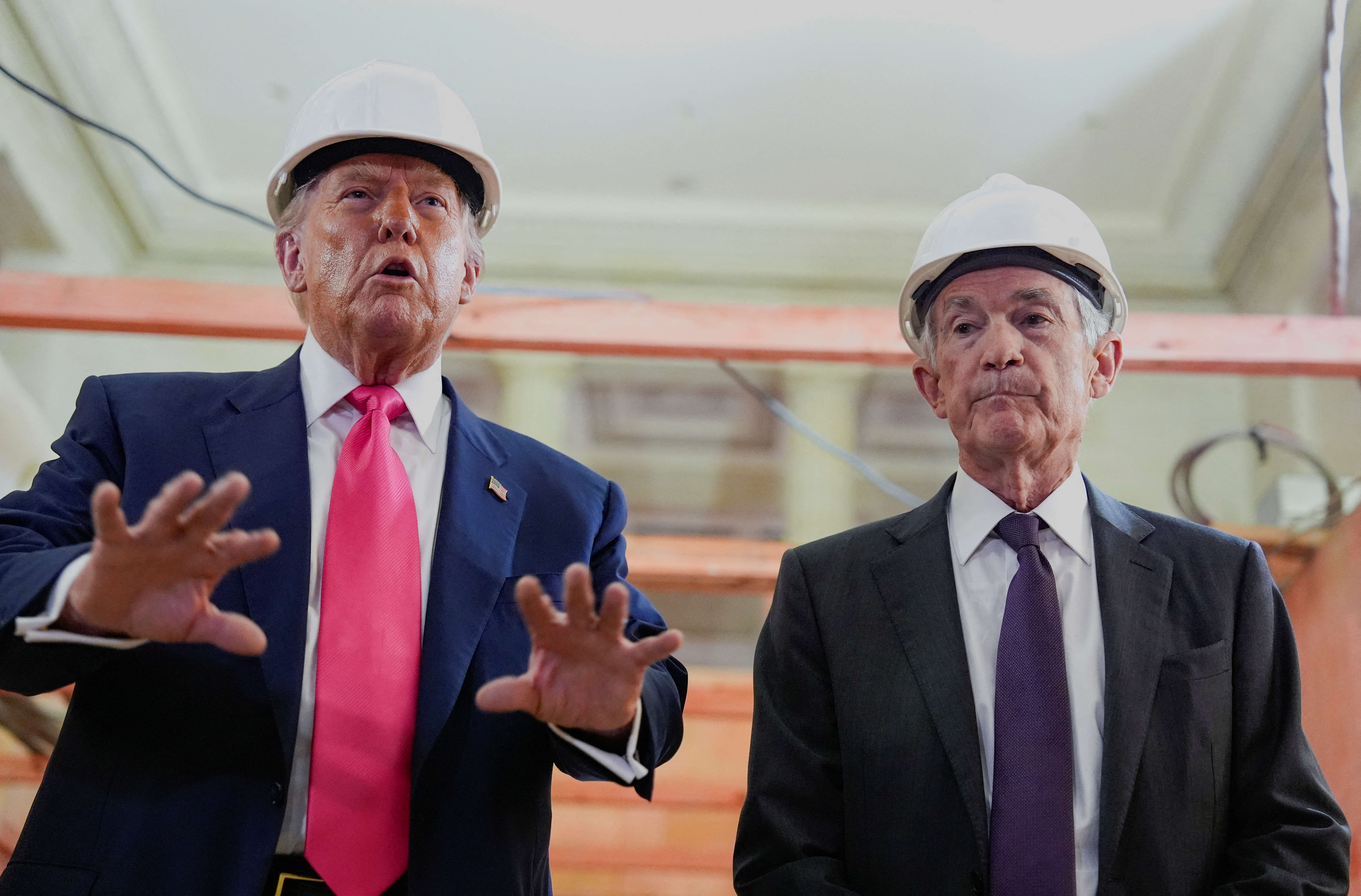 Τεταμένη επίσκεψη Τραμπ στη FED – Καβγάς με Πάουελ μπροστά στις κάμερες-3