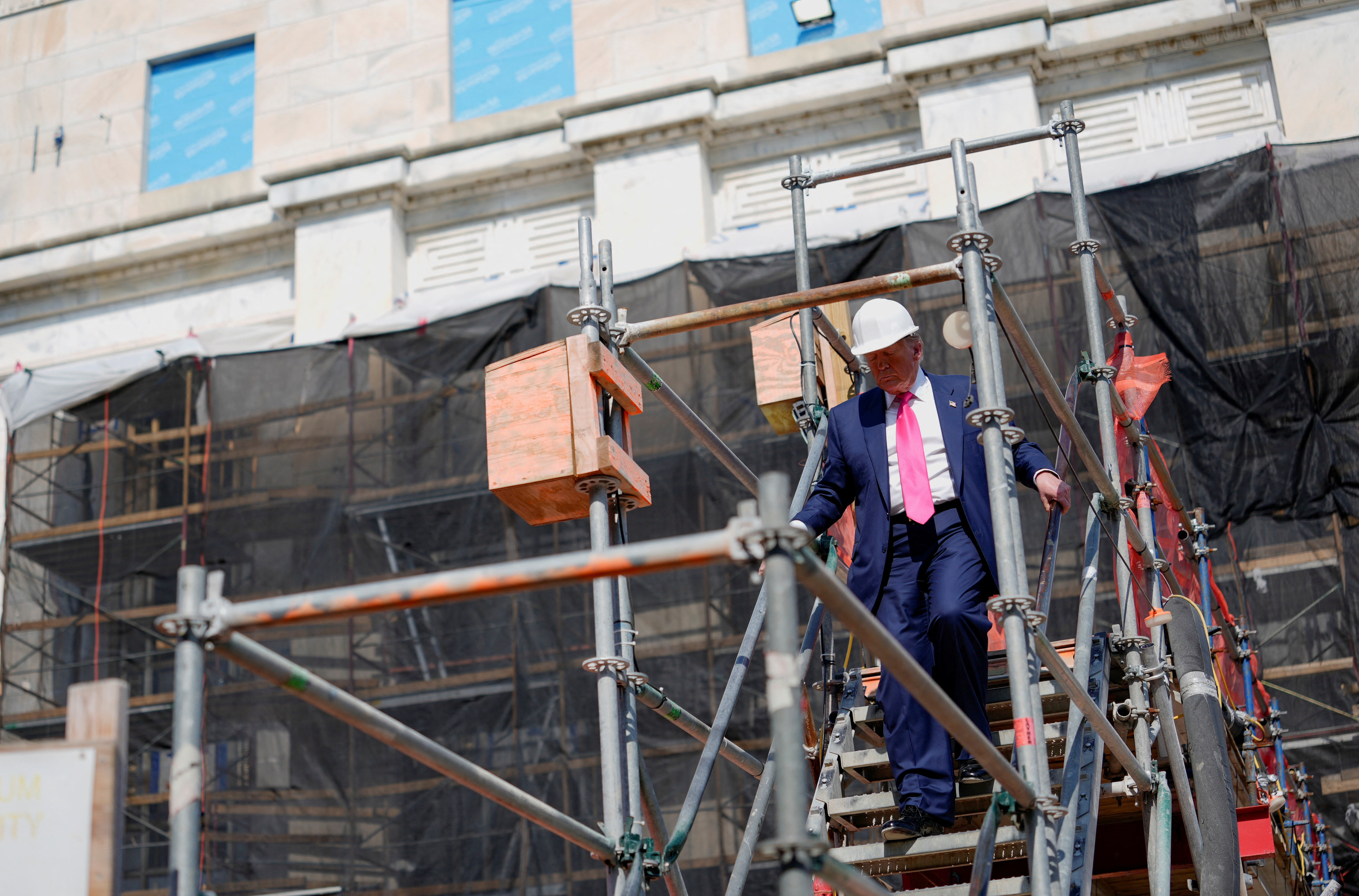 Τεταμένη επίσκεψη Τραμπ στη FED – Καβγάς με Πάουελ μπροστά στις κάμερες-2