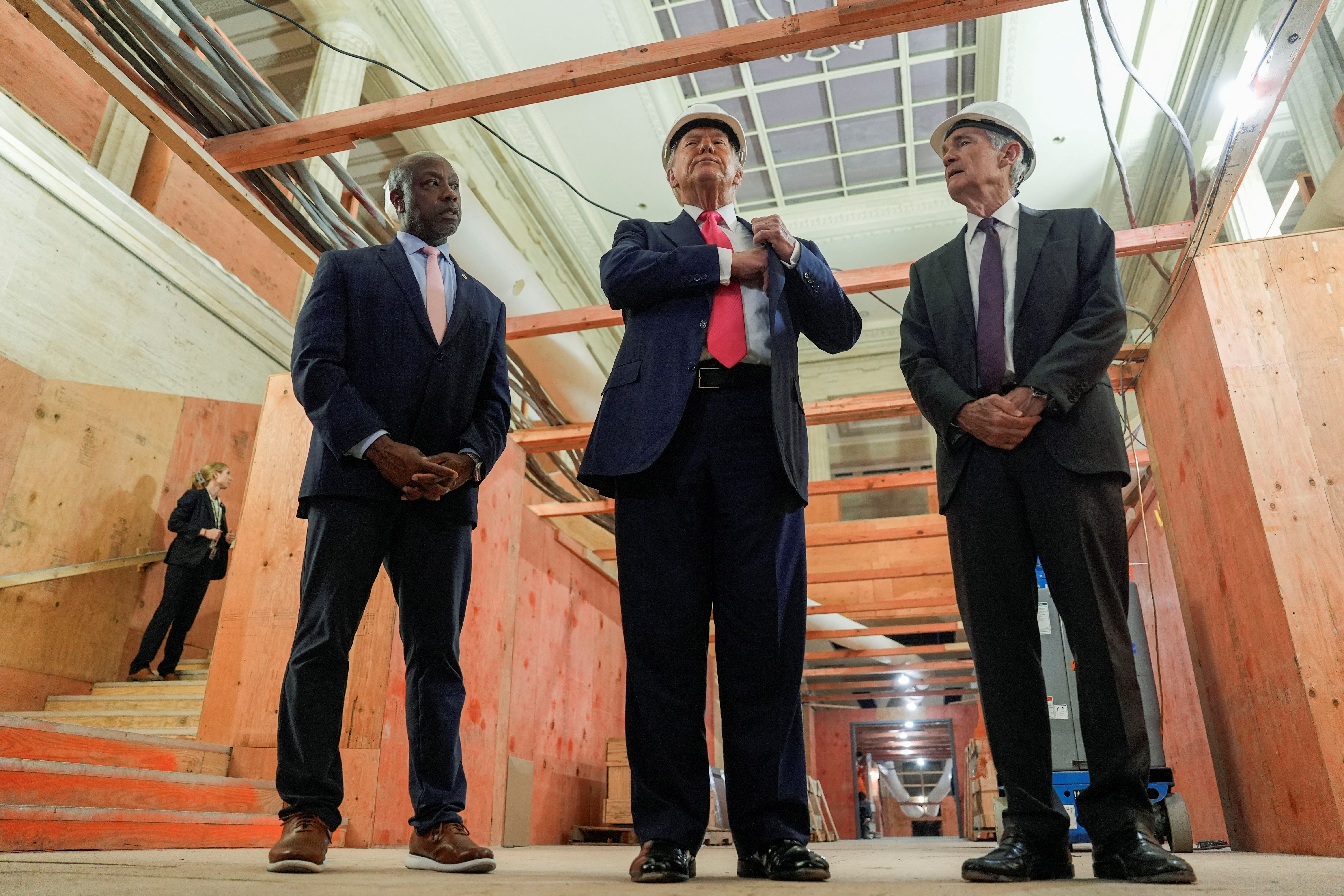 Τεταμένη επίσκεψη Τραμπ στη FED – Καβγάς με Πάουελ μπροστά στις κάμερες-4