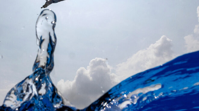 σε-μια-στάλα-νερό-563734801