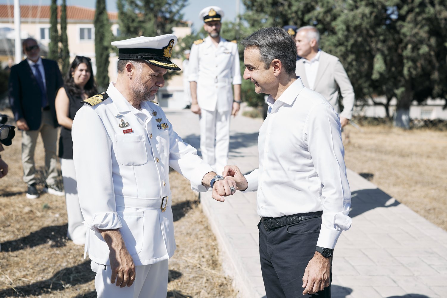 Ianos x OYK: H ιστορία πίσω από το πιο πολυσυζητημένο ρολόι του καλοκαιριού-3