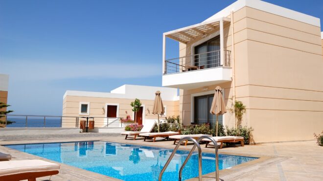 ypsiles-apodoseis-sta-polyteli-exochika-poies-perioches-xechorizoyn-563727448