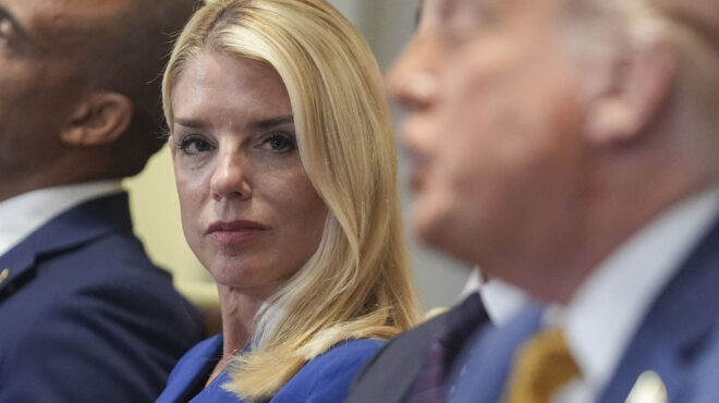 τον-δαγκώνει-το-τέρας-που-ο-ίδιος-τάισε-563736823