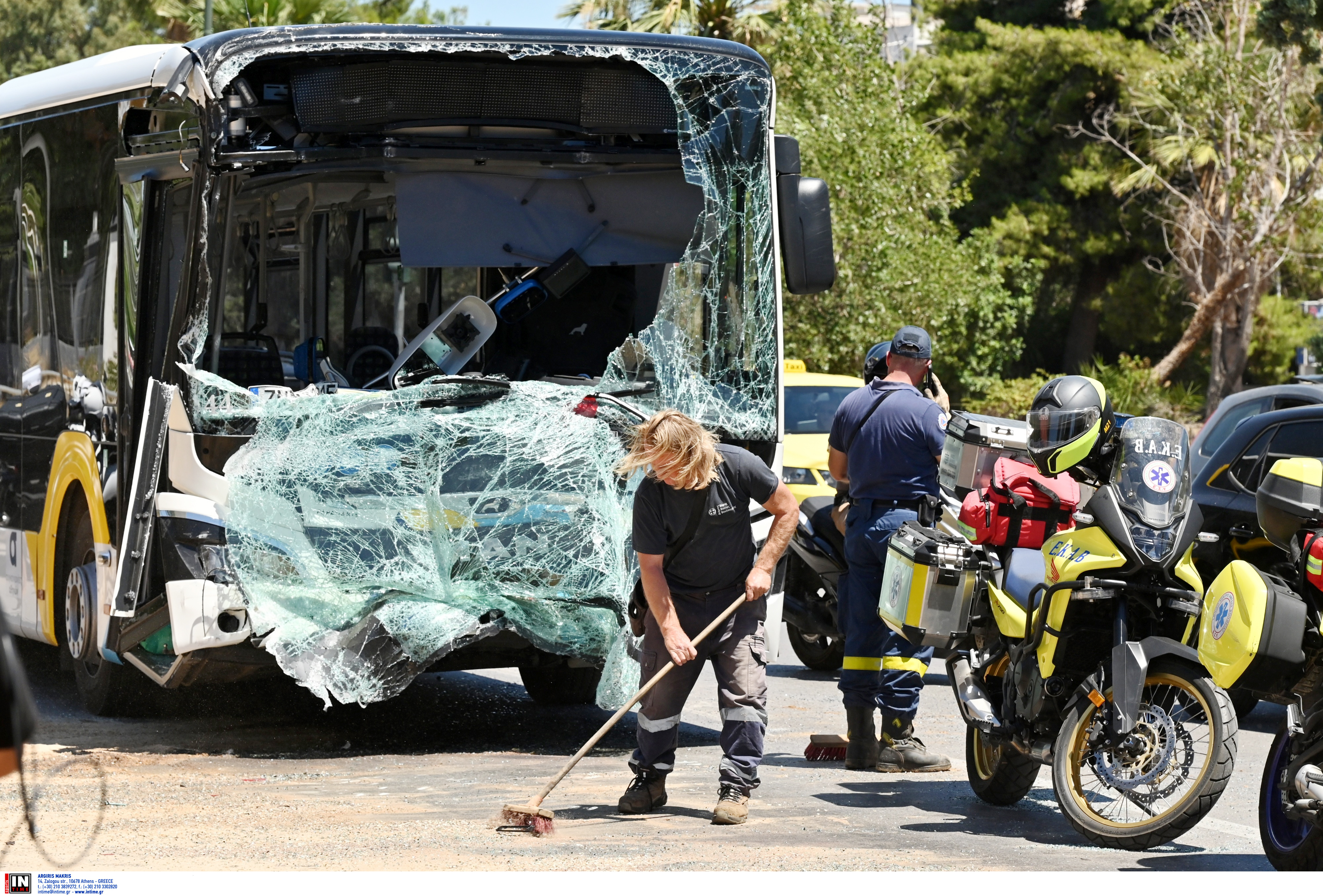Βούλα: Σύγκρουση δύο λεωφορείων στη λεωφόρο Καραμανλή – Δεκάδες τραυματίες-1