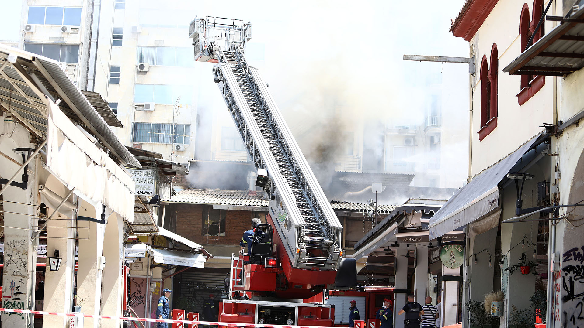 Θεσσαλονίκη: Φωτιά σε κατάστημα στο Καπάνι-3