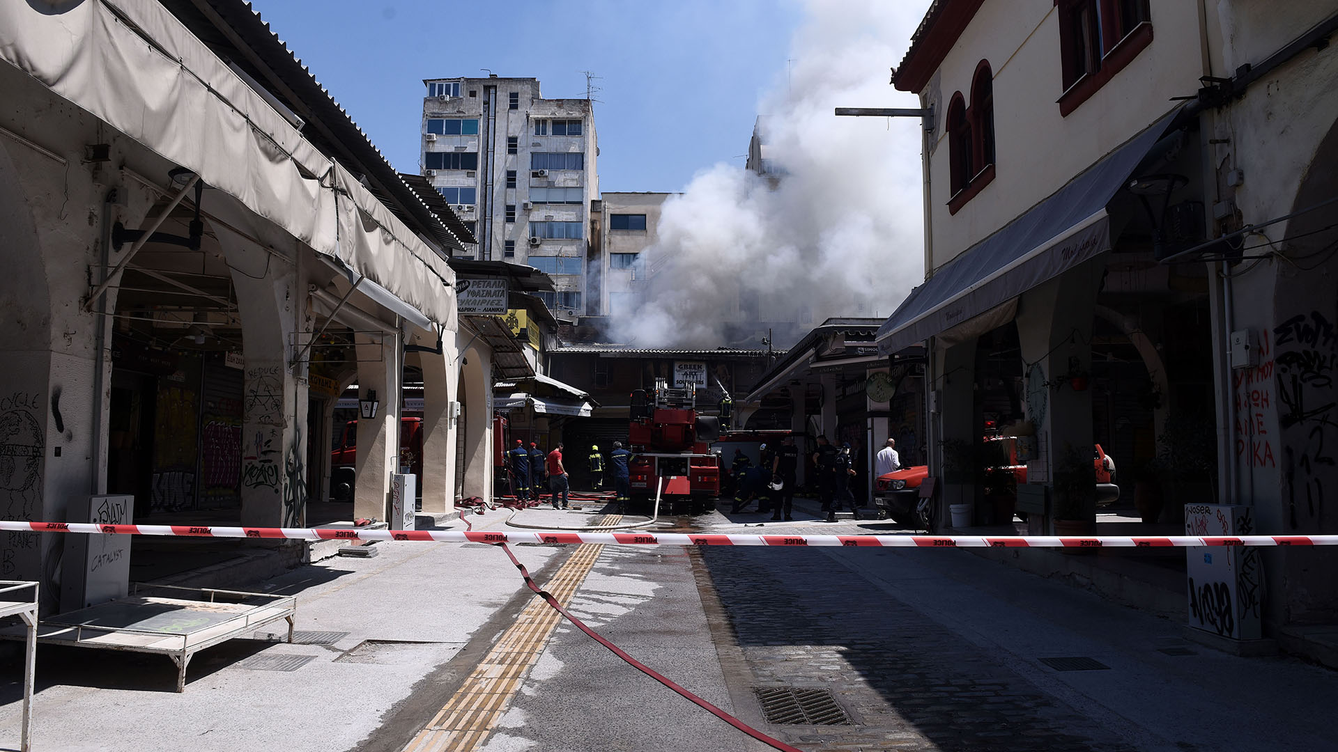 Θεσσαλονίκη: Φωτιά σε κατάστημα στο Καπάνι-2