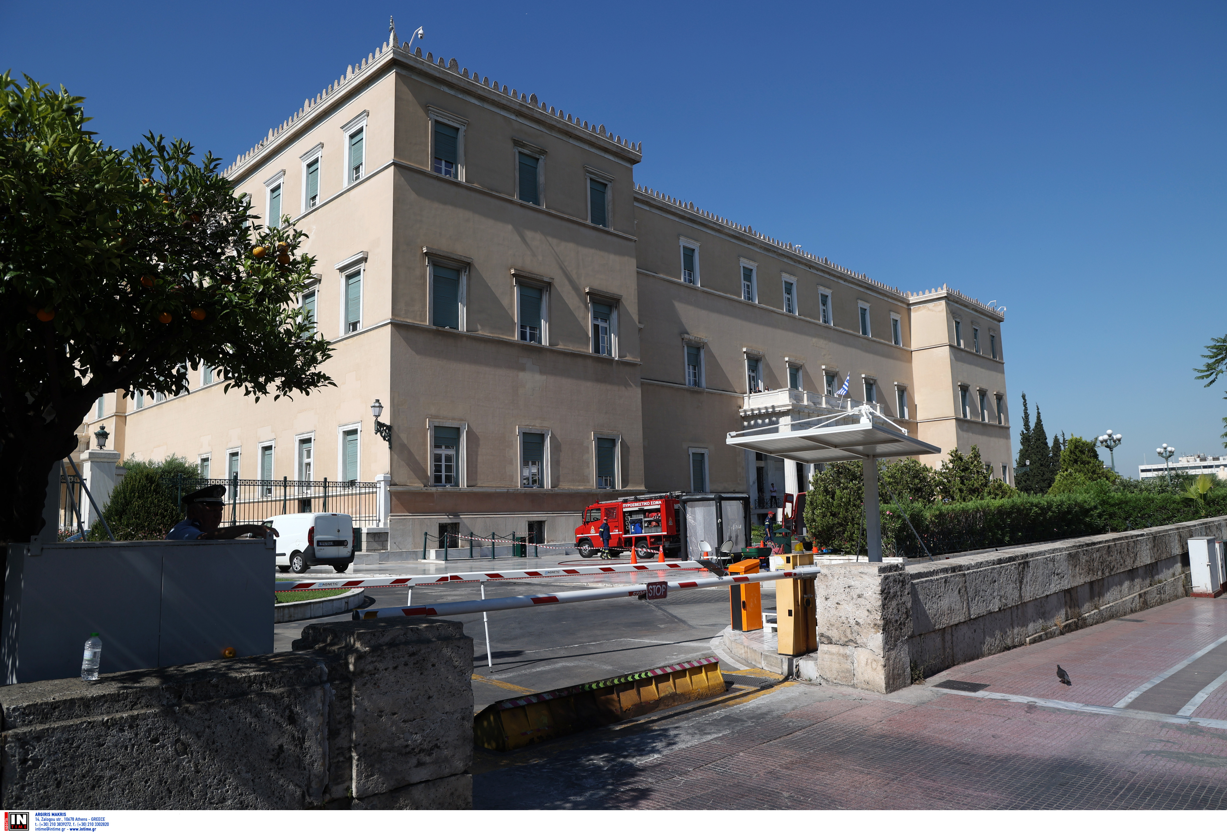 Εντοπίστηκε ύποπτος φάκελος έξω από τη Βουλή – Κινητοποίηση των Αρχών-2