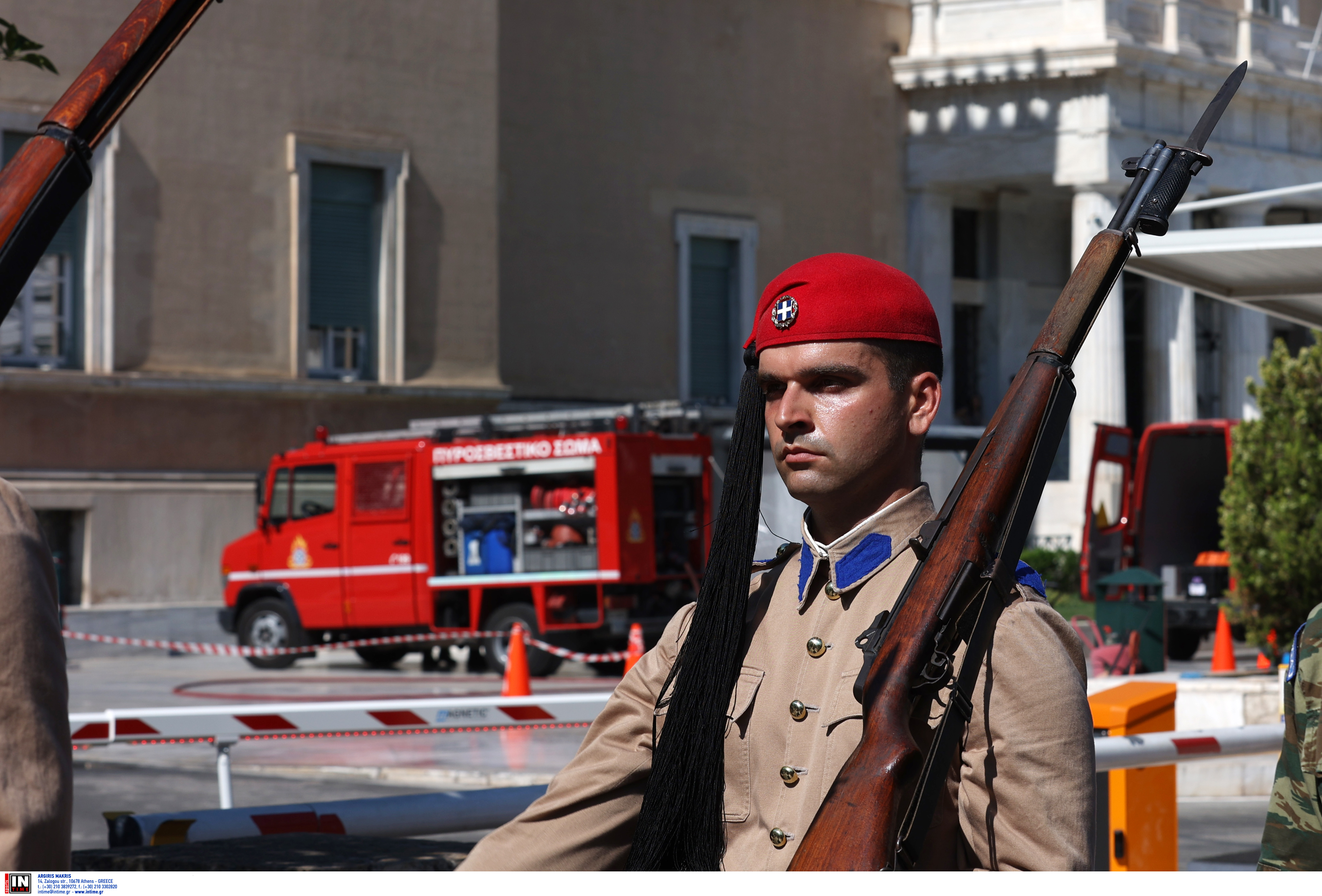 Εντοπίστηκε ύποπτος φάκελος έξω από τη Βουλή – Κινητοποίηση των Αρχών-1