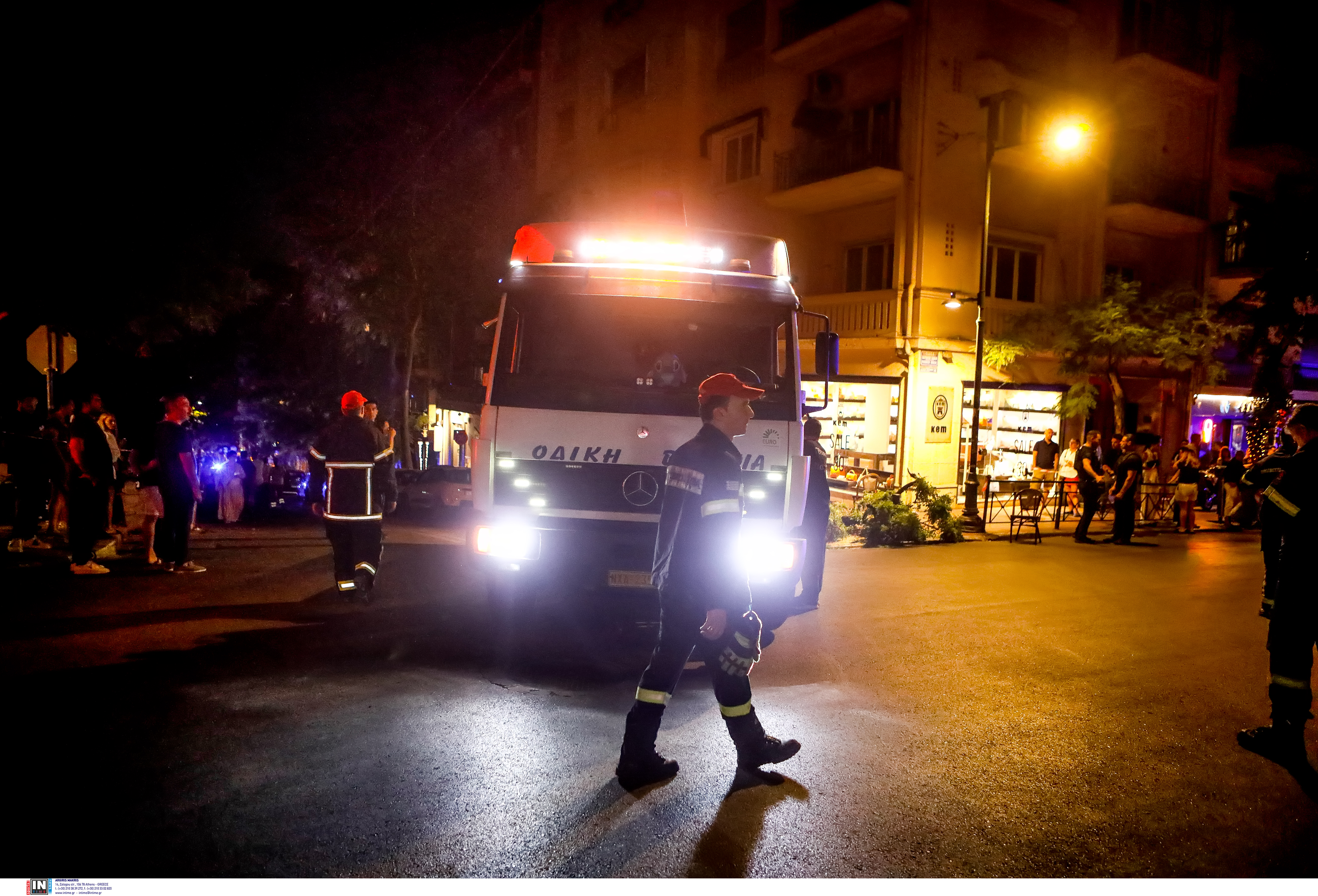 Κολωνάκι: Αυτοκίνητο έπεσε σε εστιατόριο – 12 τραυματίες, ο ένας σοβαρά-8