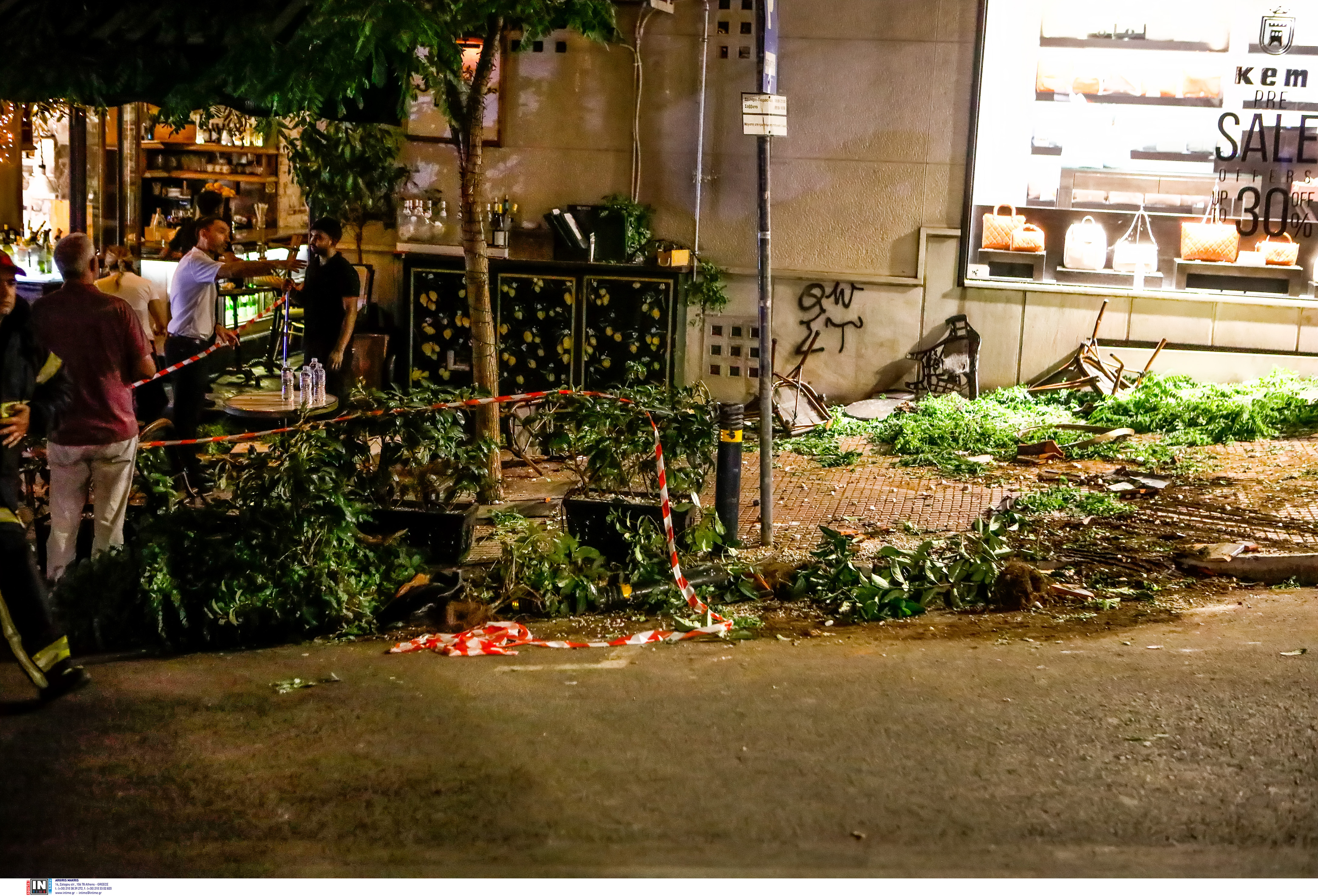 Κολωνάκι: Αυτοκίνητο έπεσε σε εστιατόριο – 12 τραυματίες, ο ένας σοβαρά-4