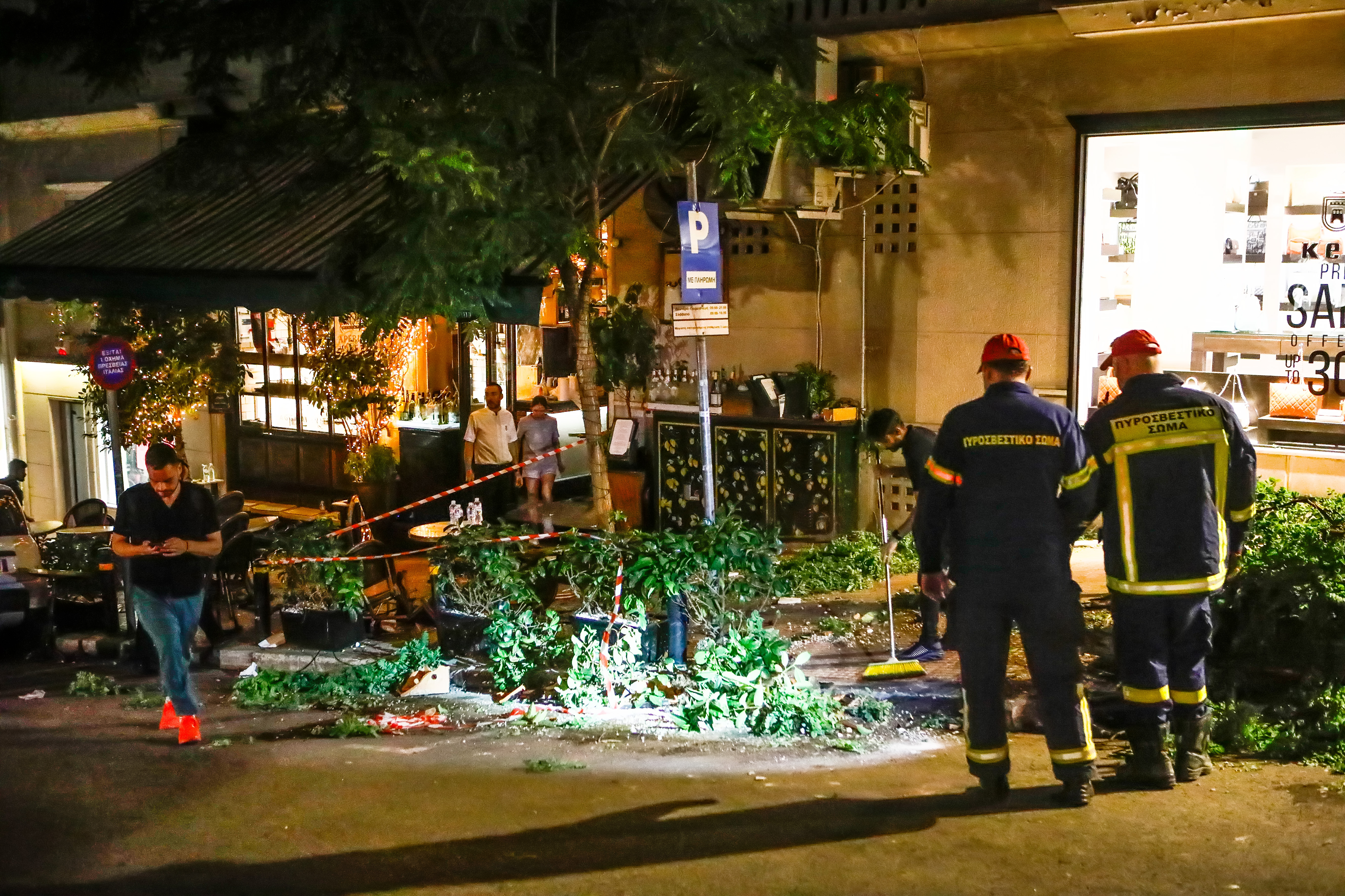 Κολωνάκι: Αυτοκίνητο έπεσε σε εστιατόριο – 12 τραυματίες, ο ένας σοβαρά-3