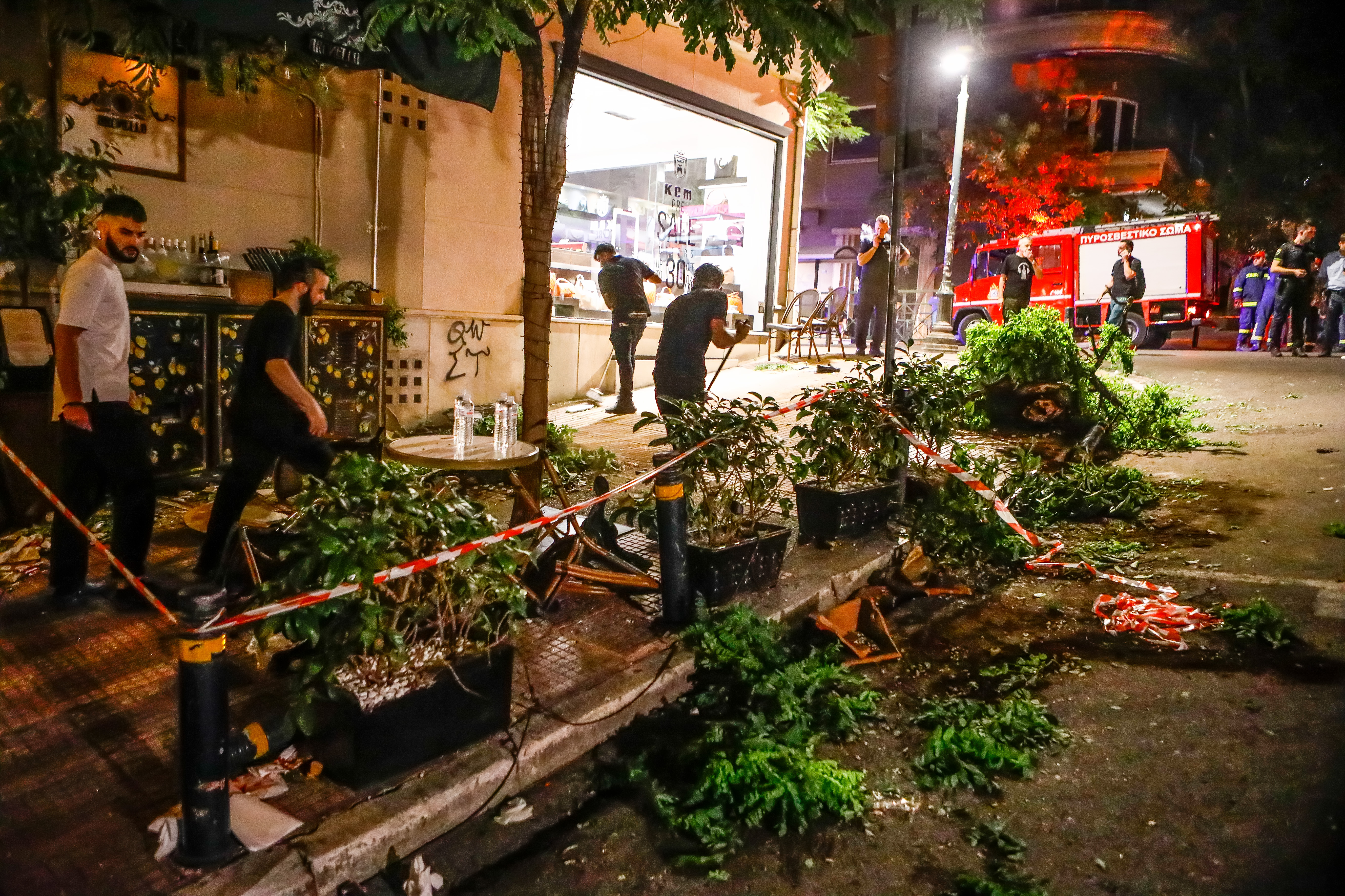 Κολωνάκι: Αυτοκίνητο έπεσε σε εστιατόριο – 12 τραυματίες, ο ένας σοβαρά-2