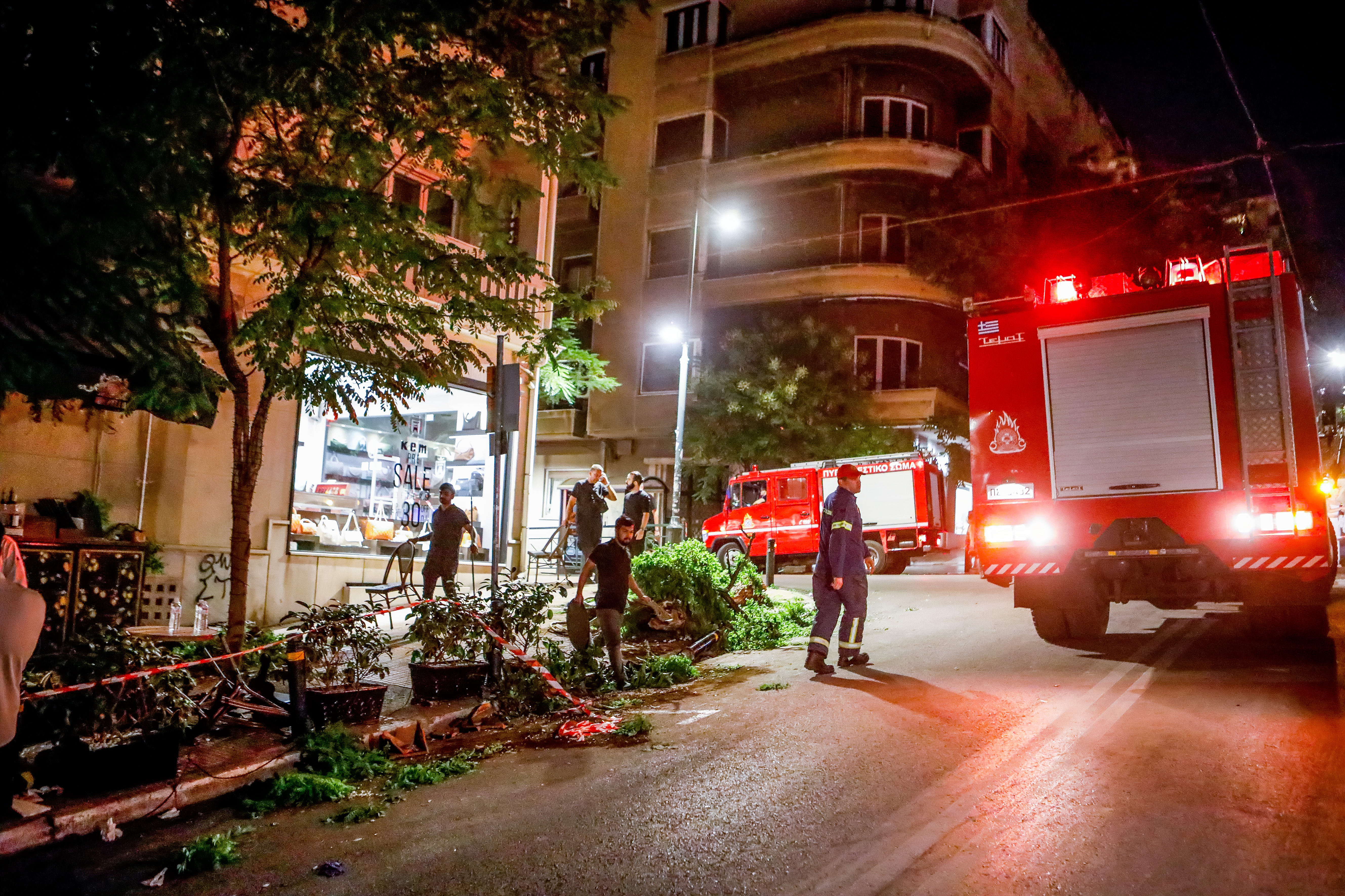 Κολωνάκι: Αυτοκίνητο έπεσε σε εστιατόριο – 12 τραυματίες, ο ένας σοβαρά-5