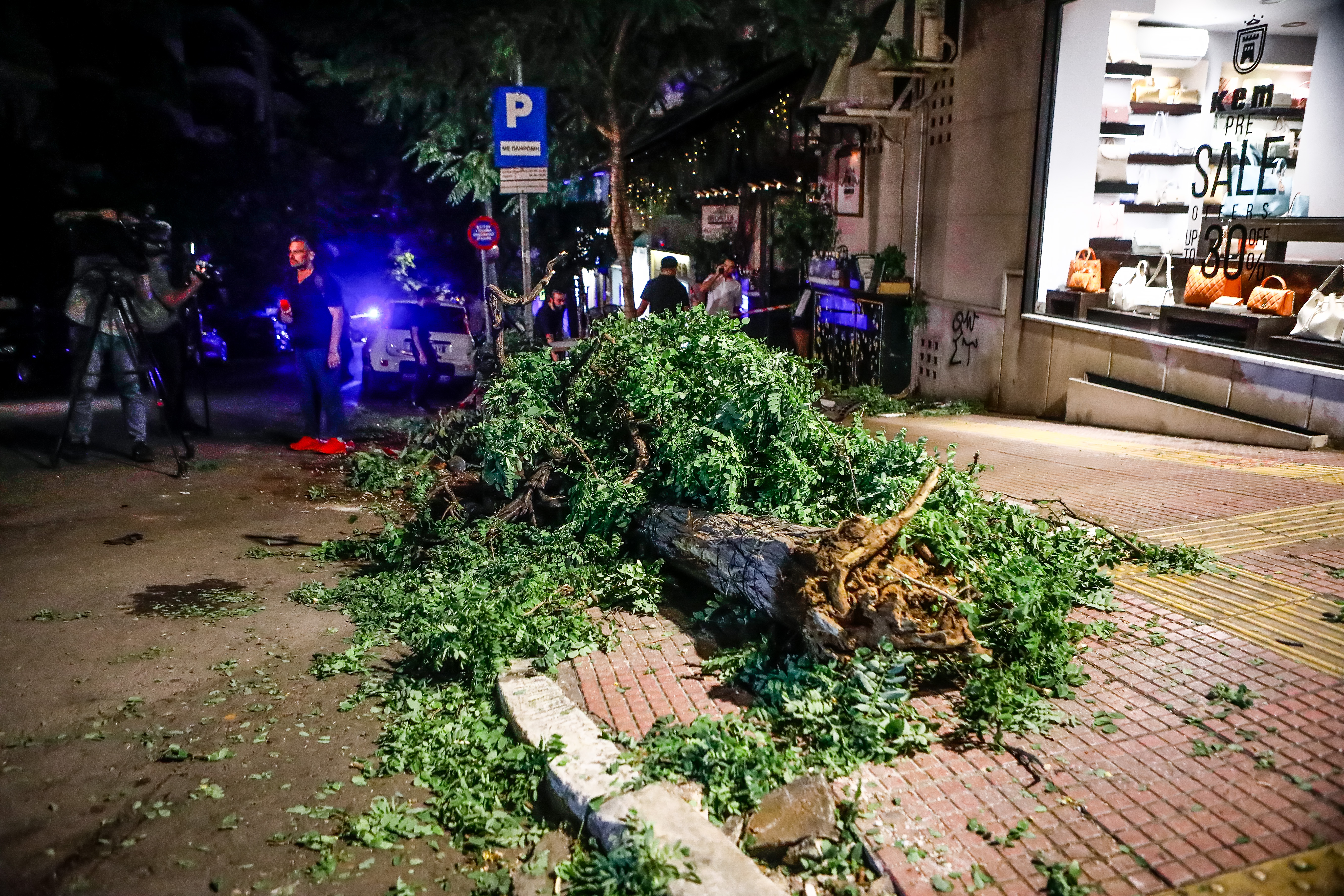 Κολωνάκι: Αυτοκίνητο έπεσε σε εστιατόριο – 12 τραυματίες, ο ένας σοβαρά-6