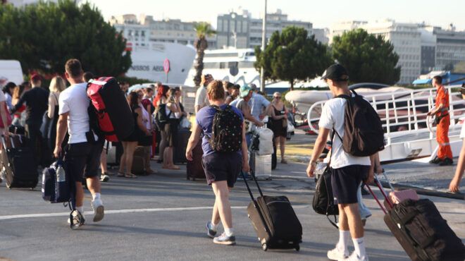 μαζική-έξοδος-εκδρομέων-φεύγουν-γεμά-563734843