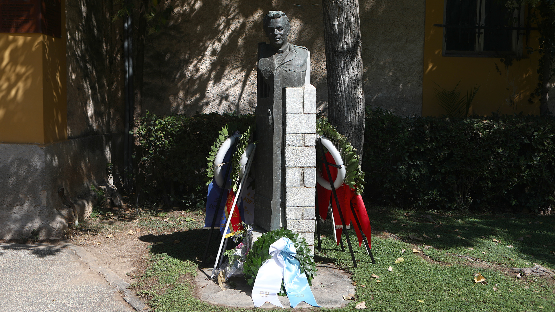 Κ. Τασούλας: Κατέθεσε στεφάνι στην προτομή του Σπύρου Μουστακλή στο ΕΑΤ-ΕΣΑ-2