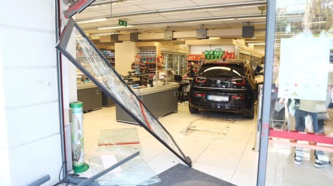 νίκαια-οχημα-έπεσε-σε-σούπερ-μάρκετ-563732383
