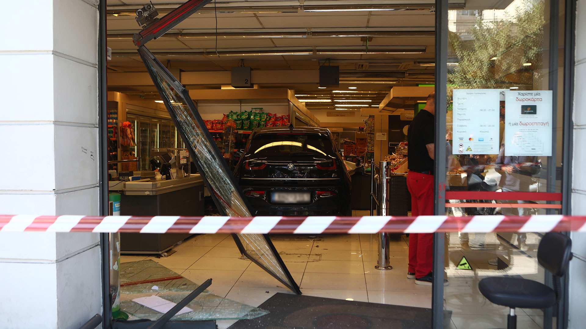 Νίκαια: Οχημα έπεσε σε σούπερ μάρκετ – Τρεις τραυματίες-1