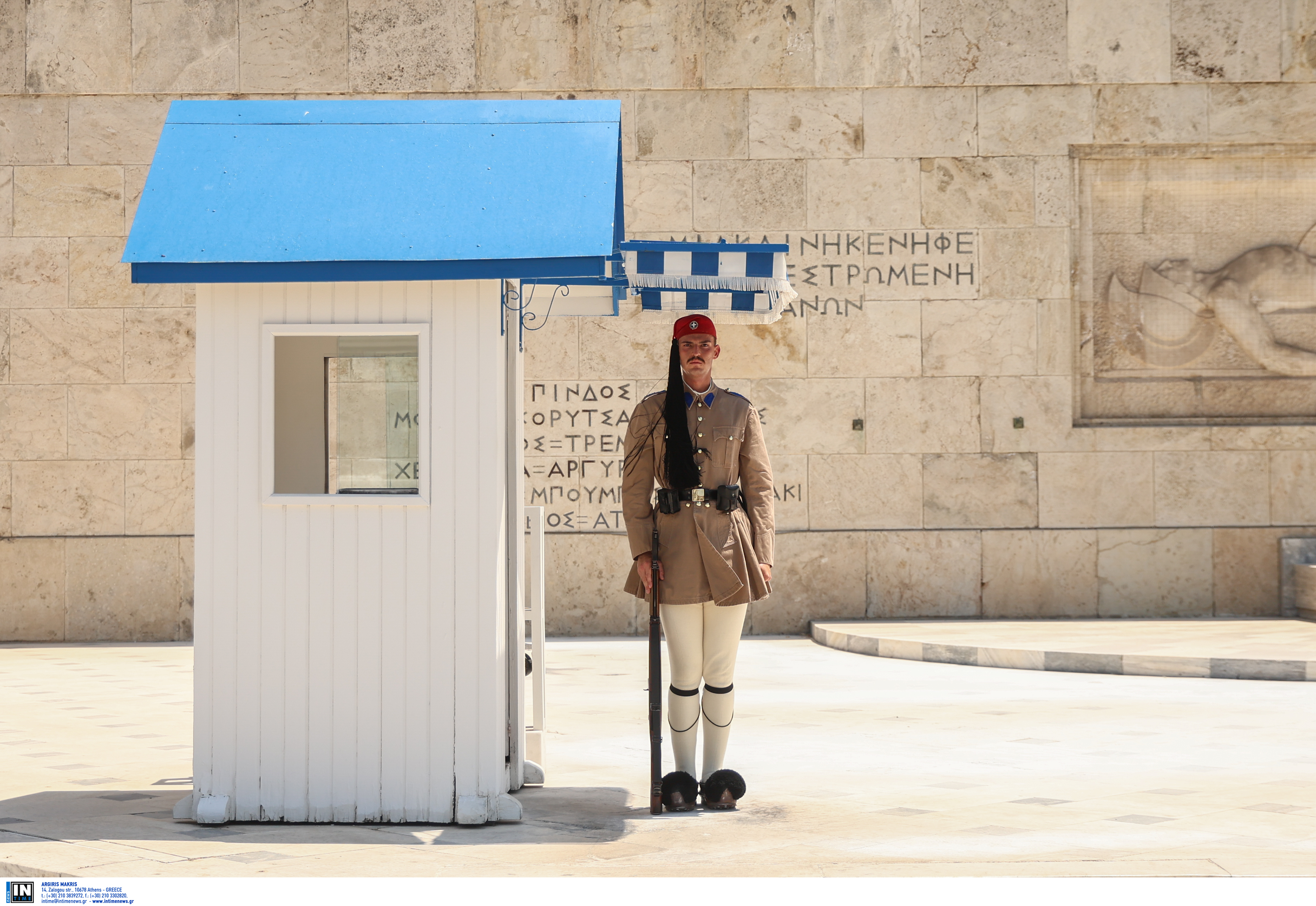 Ακίνητοι εν μέσω καύσωνα στο Σύνταγμα οι Εύζωνες [Εικόνες]-4