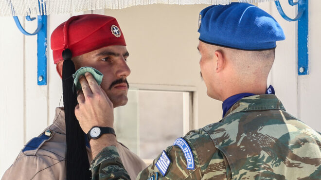 ακίνητοι-εν-μέσω-καύσωνα-στο-σύνταγμα-563734861