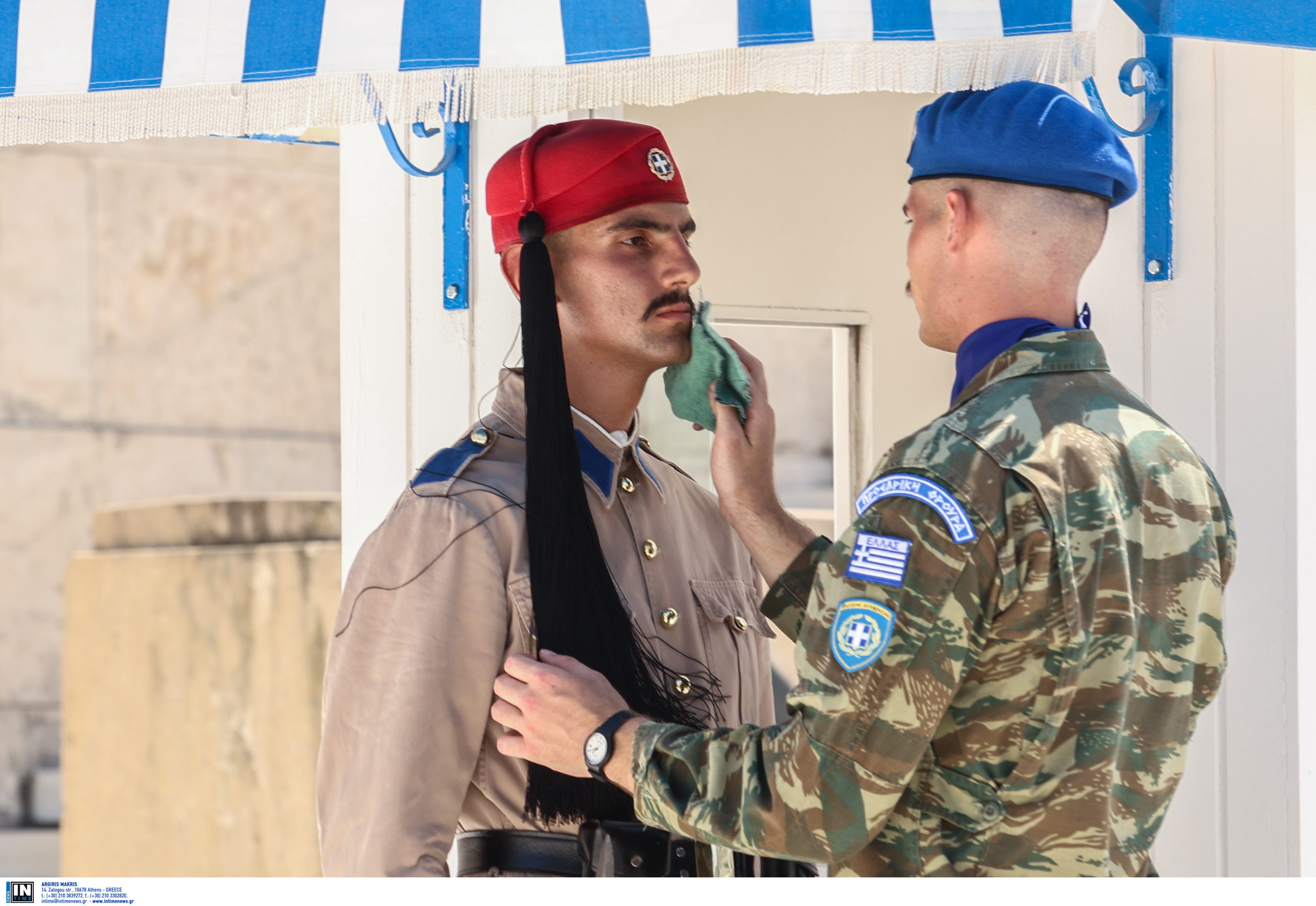 Ακίνητοι εν μέσω καύσωνα στο Σύνταγμα οι Εύζωνες [Εικόνες]-2