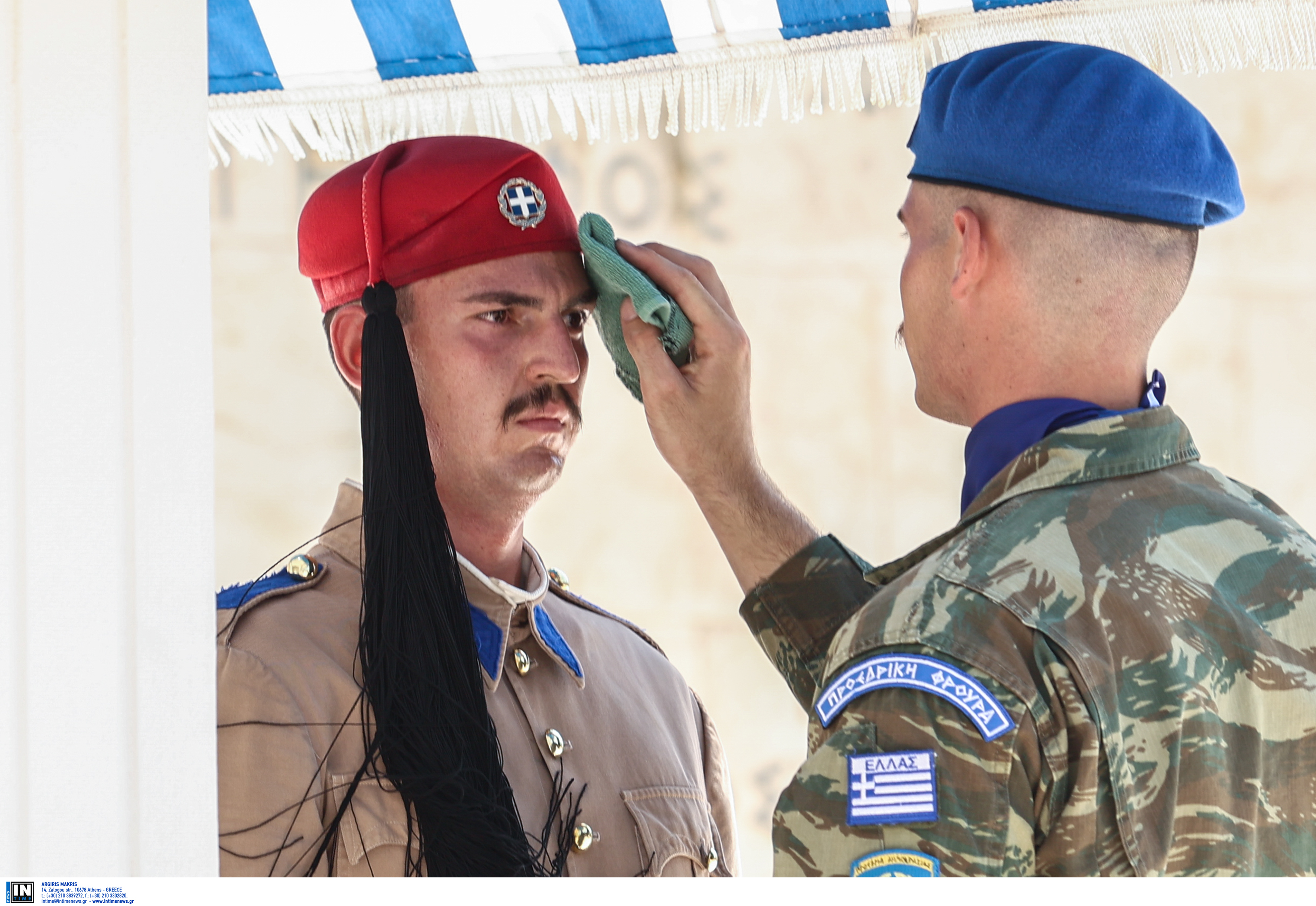 Ακίνητοι εν μέσω καύσωνα στο Σύνταγμα οι Εύζωνες [Εικόνες]-1