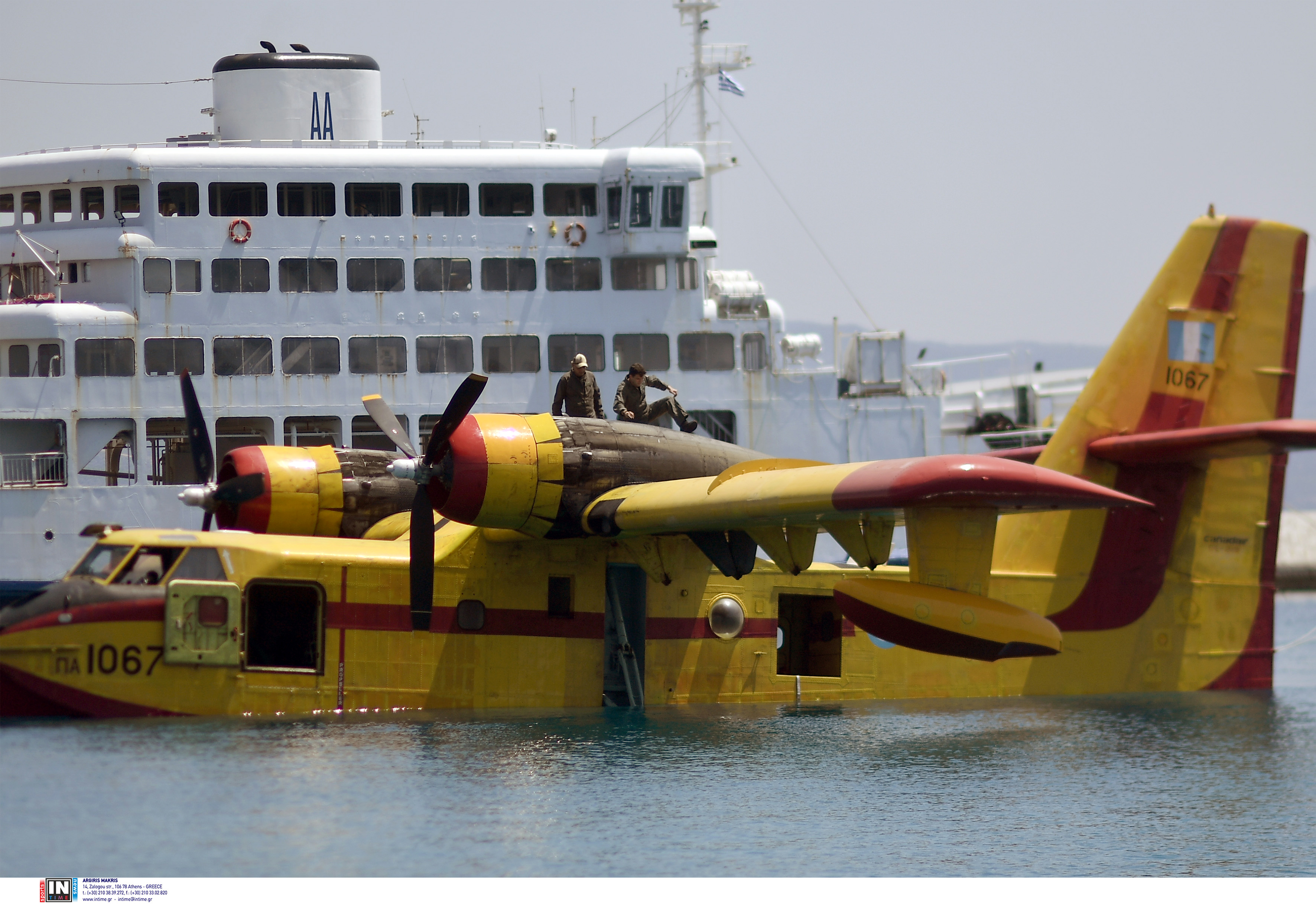 Κορινθία: «Ημασταν μιάμιση ώρα μέσα στη θάλασσα», λένε οι δύο πιλότοι του Canadair-1