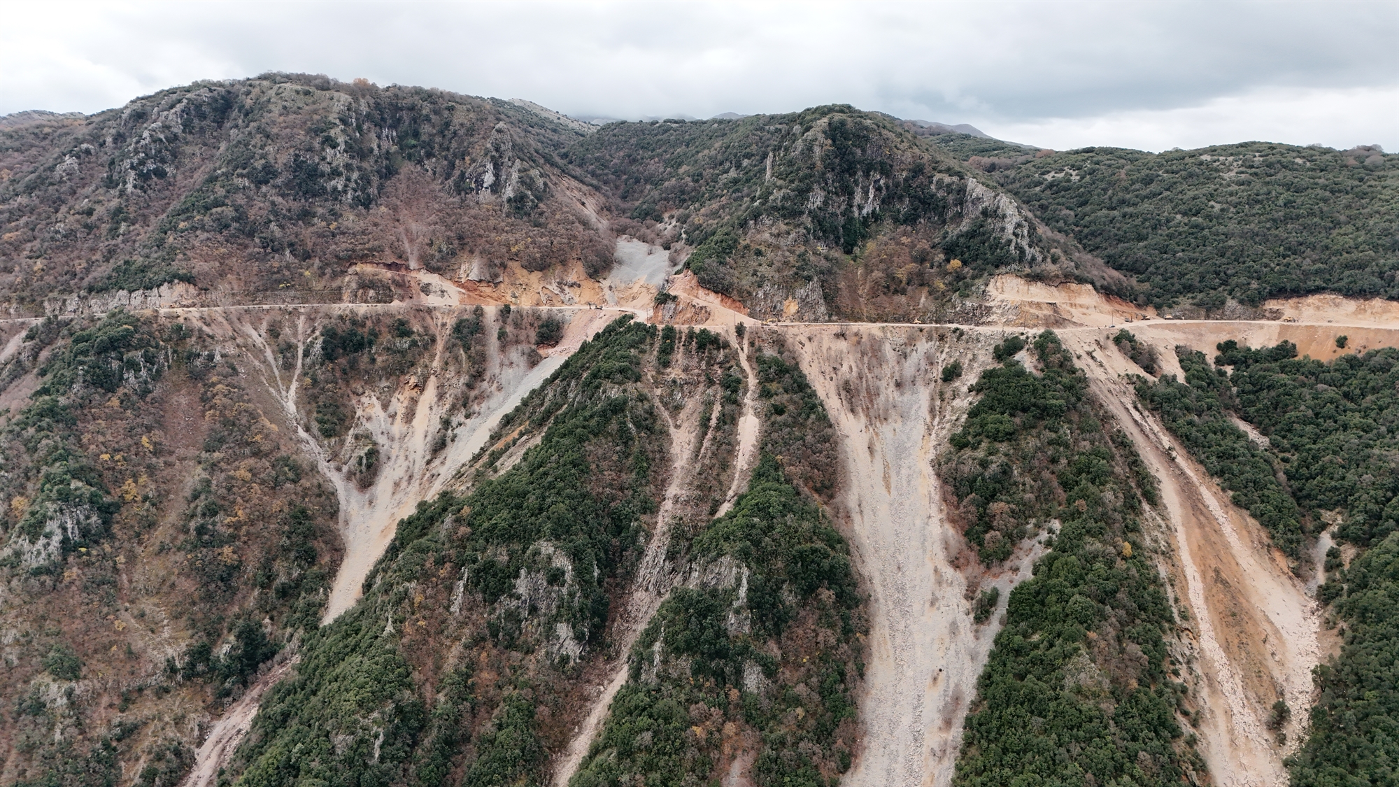 «Καταρράκτες» από μπάζα καταλήγουν στον Αραχθο-1