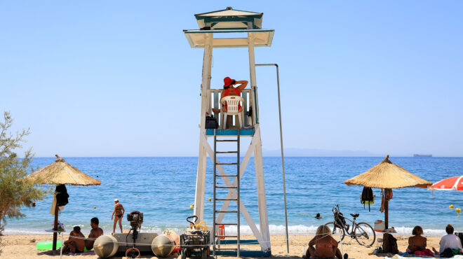 ωδή-στη-λευκή-πλαστική-καρέκλα-563738479