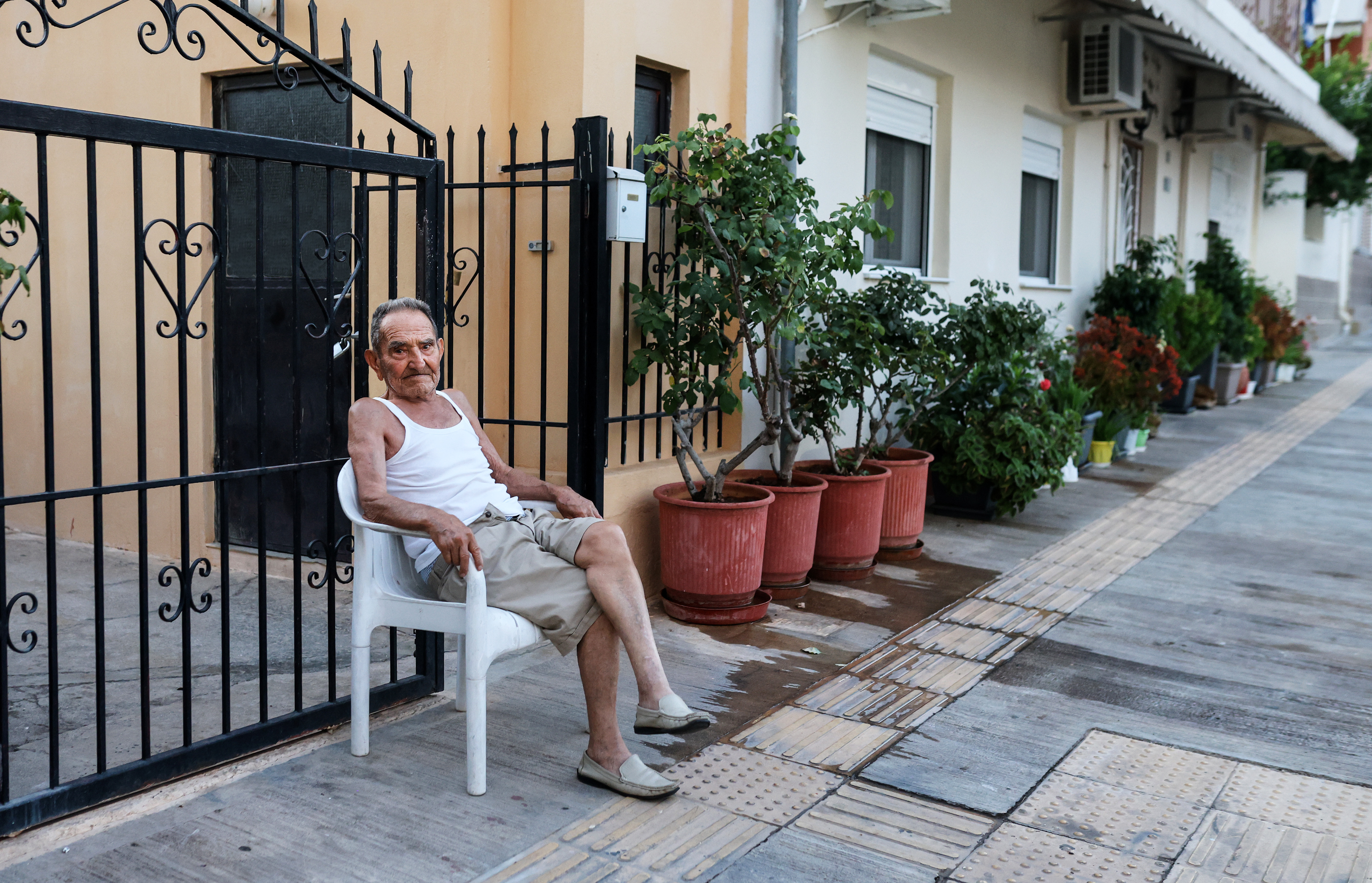 Ωδή στη λευκή πλαστική καρέκλα-7