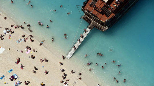 Πρώτες ενδείξεις επιβράδυνσης της τουριστικής ανάπτυξης