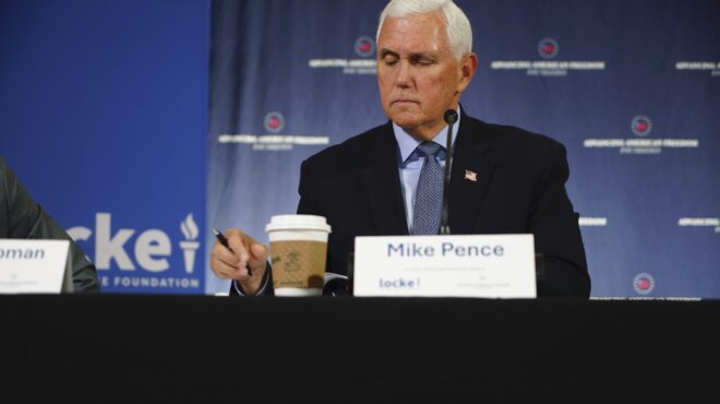 μάικ-πενς-για-τραμπ-απομακρύνεται-απ-563710135