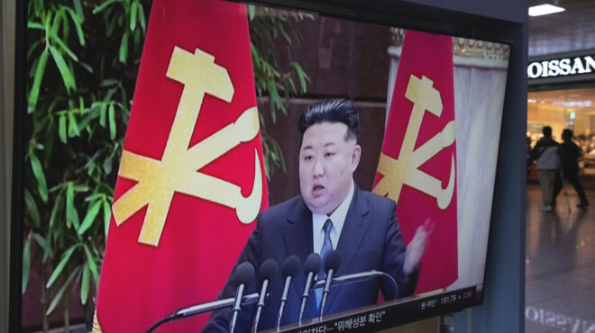 βόρεια-κορέα-ο-κιμ-καλεί-τον-στρατό-να-563731912