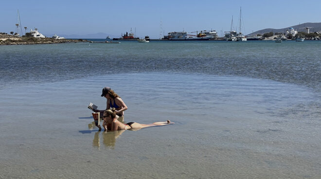 τουρίστριες-στα-ελληνικά-νησιά-563698627