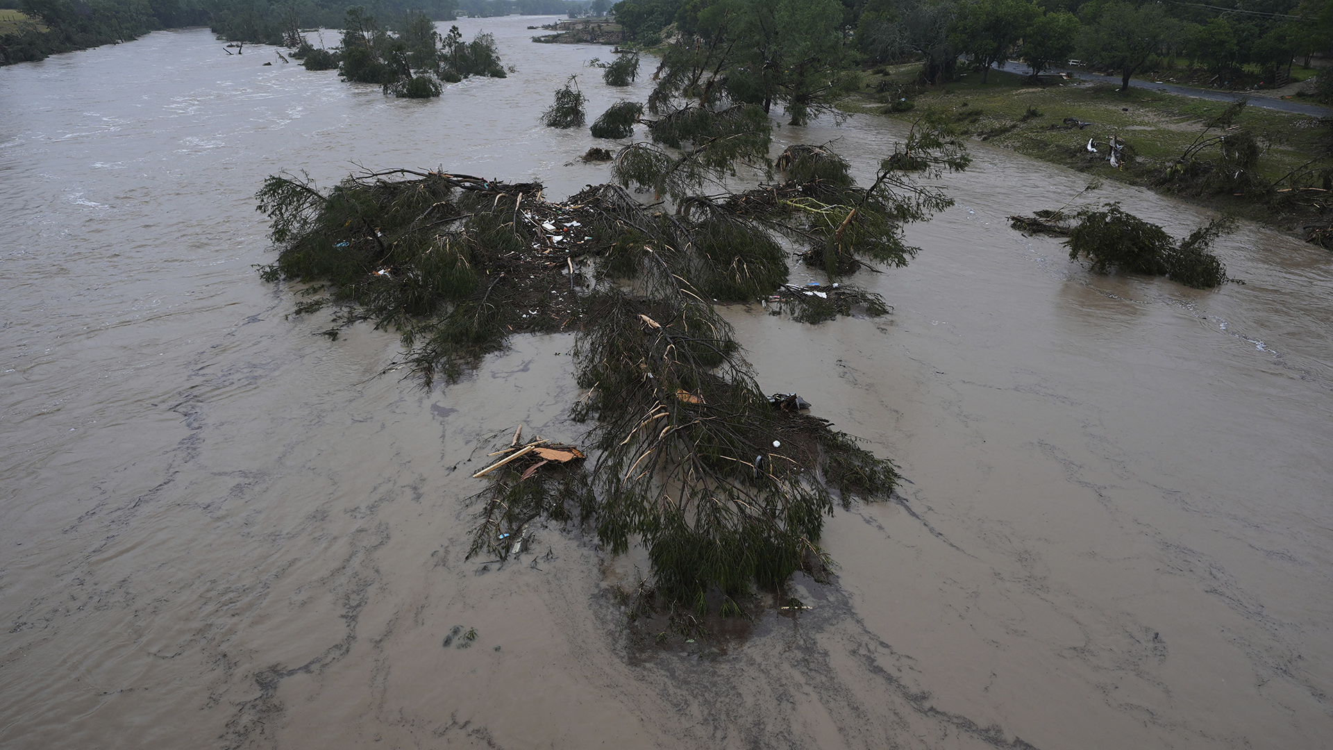 ΗΠΑ: Τουλάχιστον 24 νεκροί από τις πλημμύρες στο Τέξας – Αγωνία για τους αγνοούμενους-1