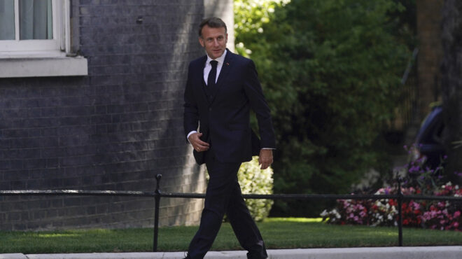 μακρόν-οραματίζεται-επιστροφή-στην-π-563707888