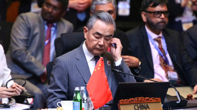 χείρα-φιλίας-της-κίνας-στον-καναδά-να-563710471