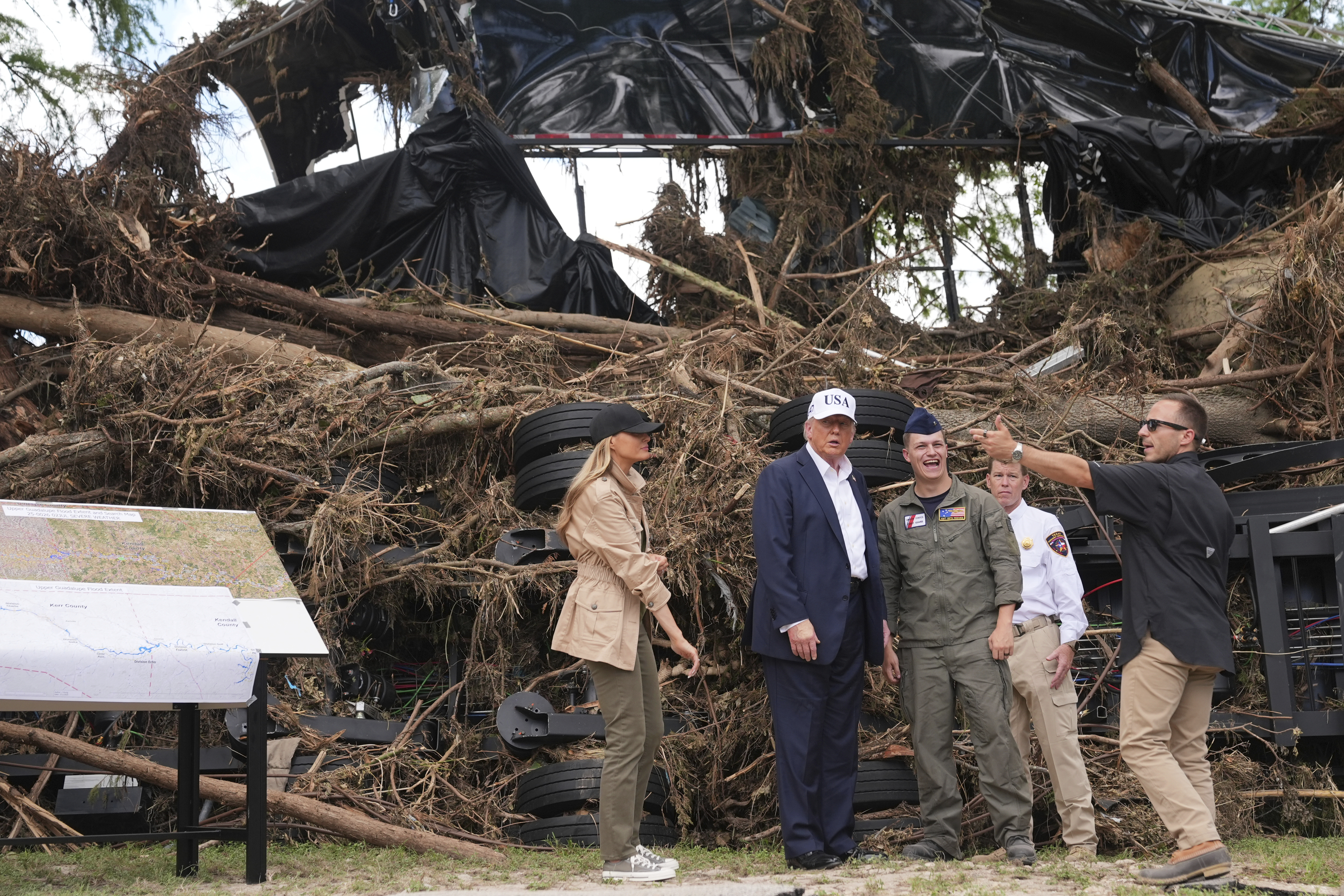 ΗΠΑ: Στο Τέξας ο Τραμπ μετά τις πολύνεκρες πλημμύρες-1