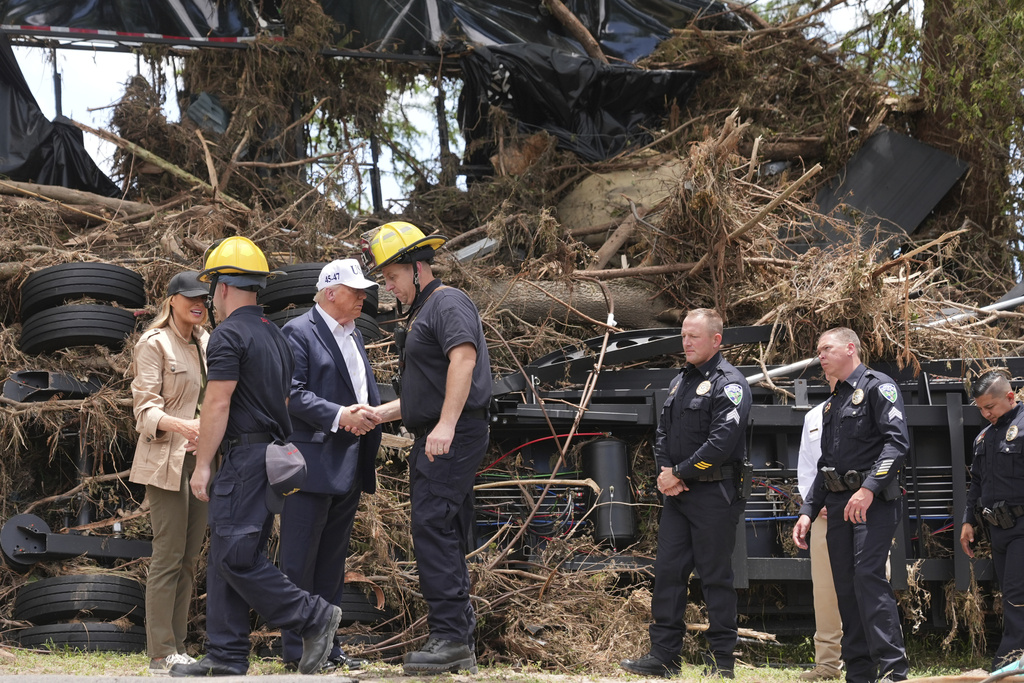 ΗΠΑ: Στο Τέξας ο Τραμπ μετά τις πολύνεκρες πλημμύρες-2