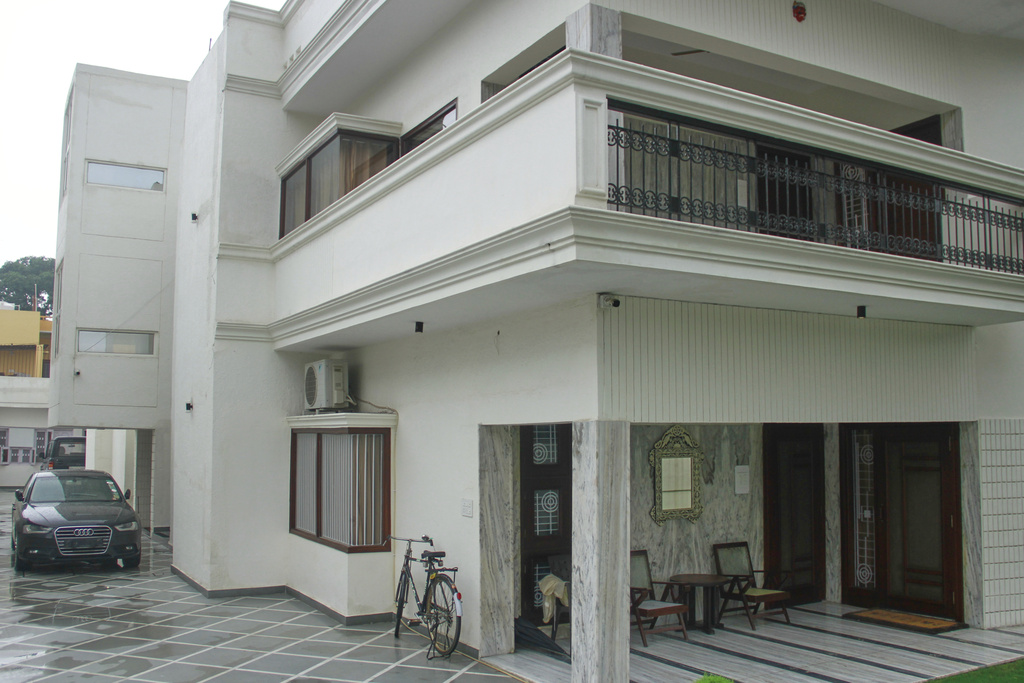 Ινδός είχε στήσει πρεσβεία «μαϊμού» με «διπλωματικά» αυτοκίνητα και fake φωτογραφίες με ηγέτες-1