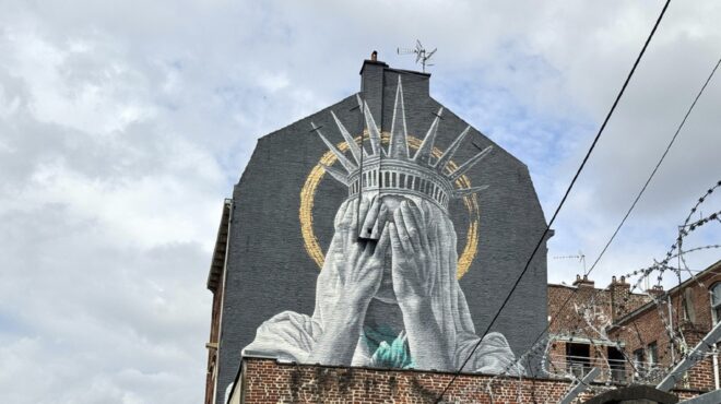 το-αγαλμα-της-ελευθερίας-καλύπτει-τα-μ-563721592