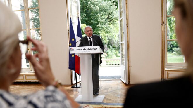 η-λεπέν-πρόσφερε-στον-μπαϊρού-πολιτικ-563691778