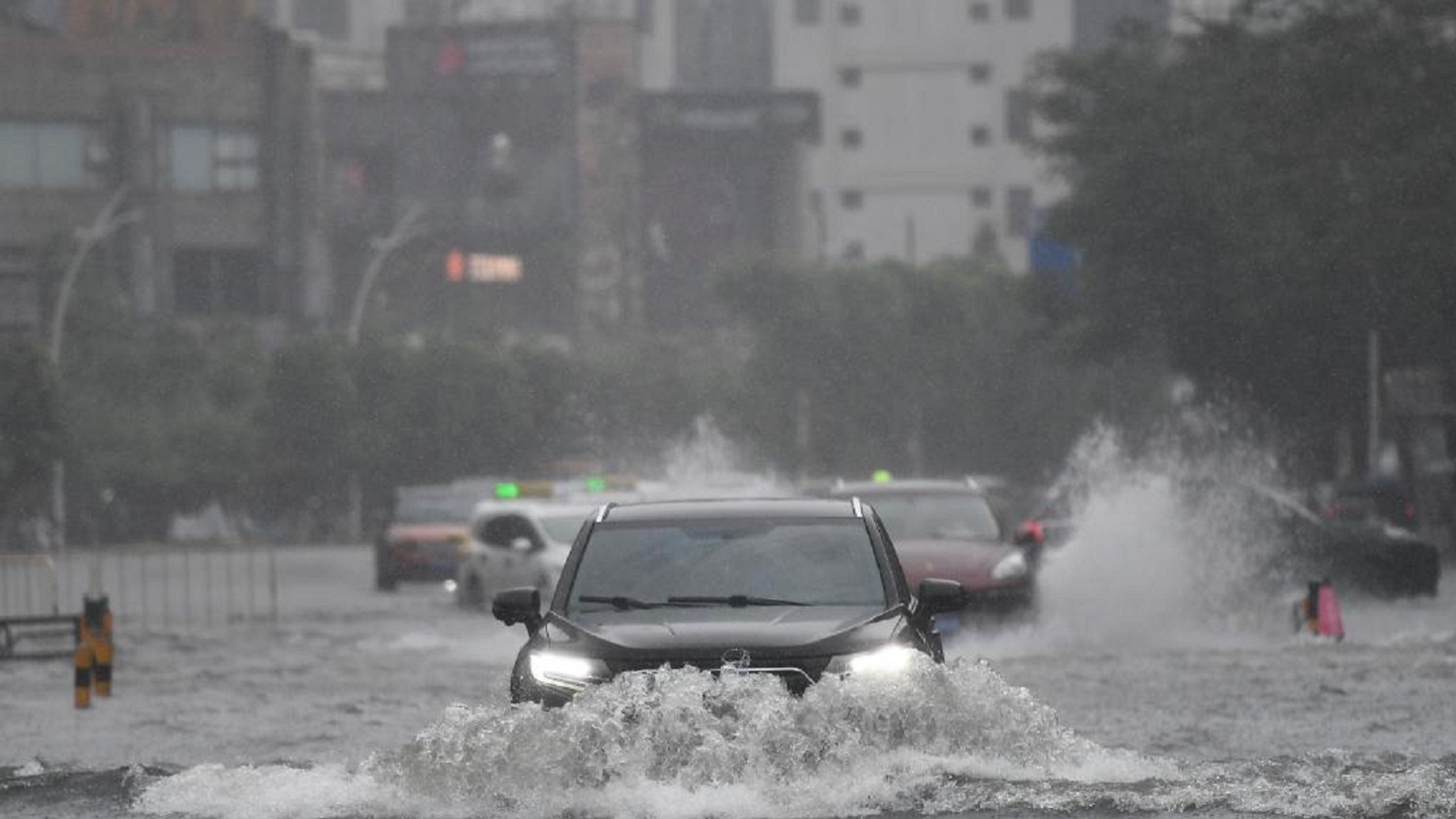 Χαοτικές εικόνες στη νότια Κίνα από την επέλαση τυφώνα [βίντεο]-2