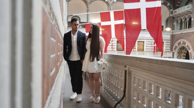 γιατί-ξένα-ζευγάρια-σπεύδουν-να-παντρ-563739982