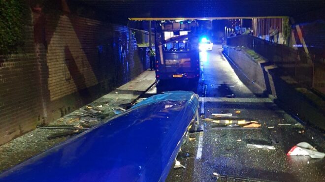 βρετανία-διώροφο-λεωφορείο-προσέκρο-563726932