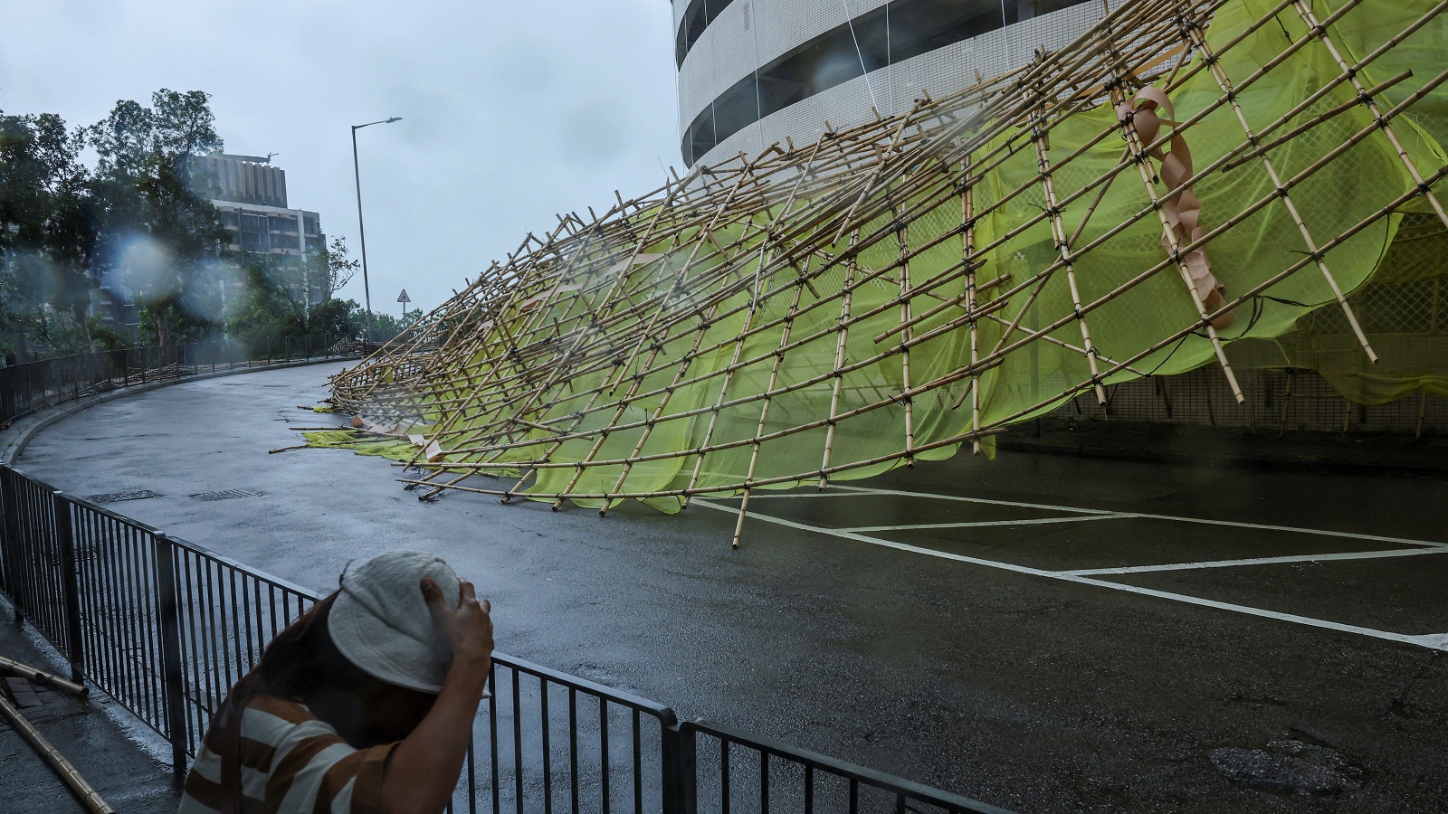 Χαοτικές εικόνες στη νότια Κίνα από την επέλαση τυφώνα [βίντεο]-1