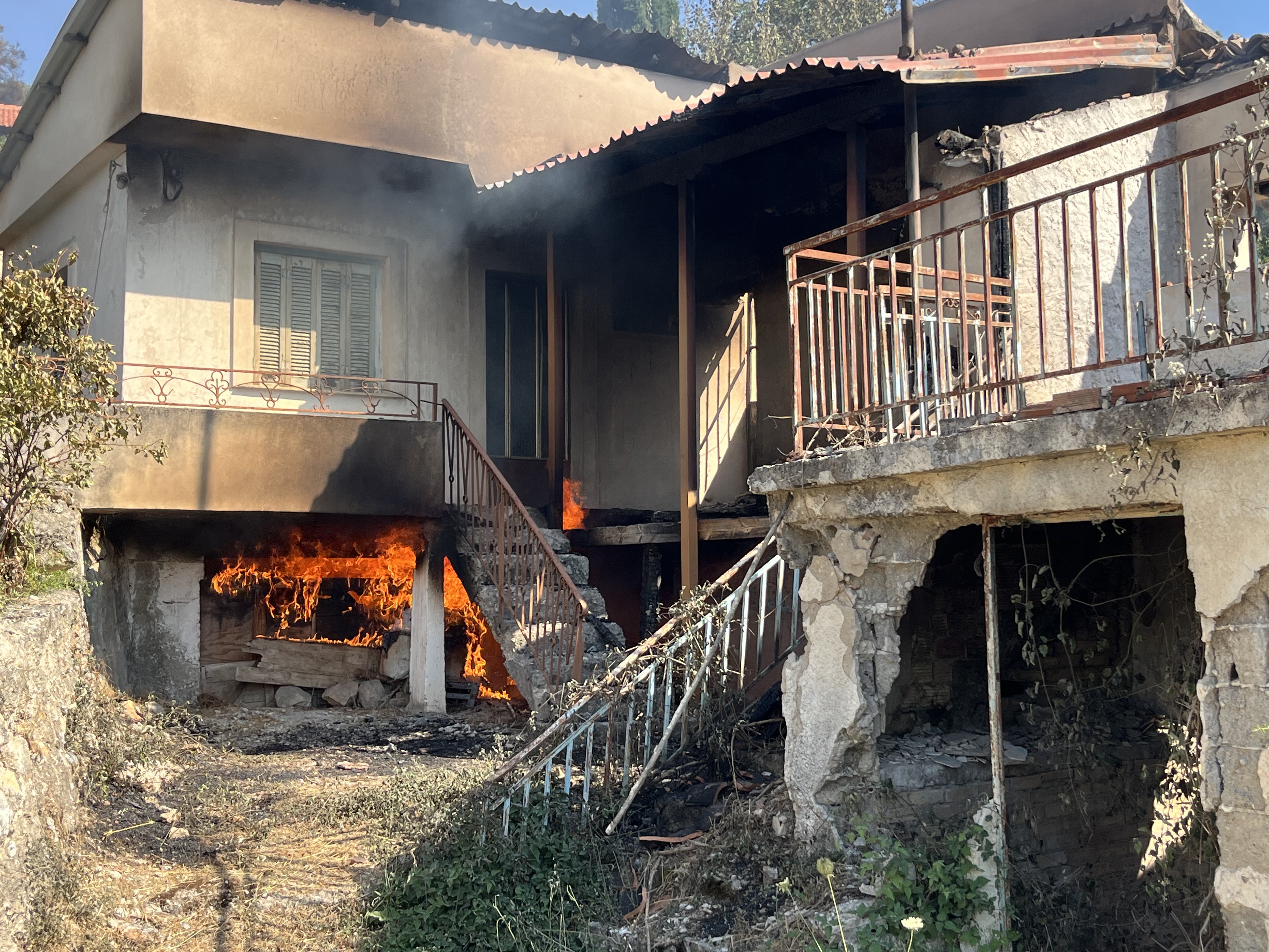 Φωτιά στην Κορινθία: Κάηκαν σπίτια στην Καστανιά – «Ημασταν όλο το βράδυ από χωριό σε χωριό»-1