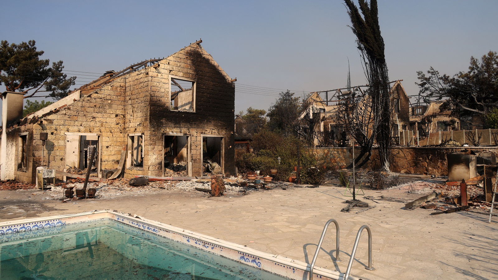 Φωτιά στην Κύπρο: Πύρινη κόλαση στη Λεμεσό – Δύο νεκροί, καμένα σπίτια και υποψίες εμπρησμού-1