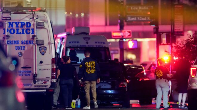 νέα-υόρκη-ανδρας-με-ημιαυτόματο-τουφέ-563739736