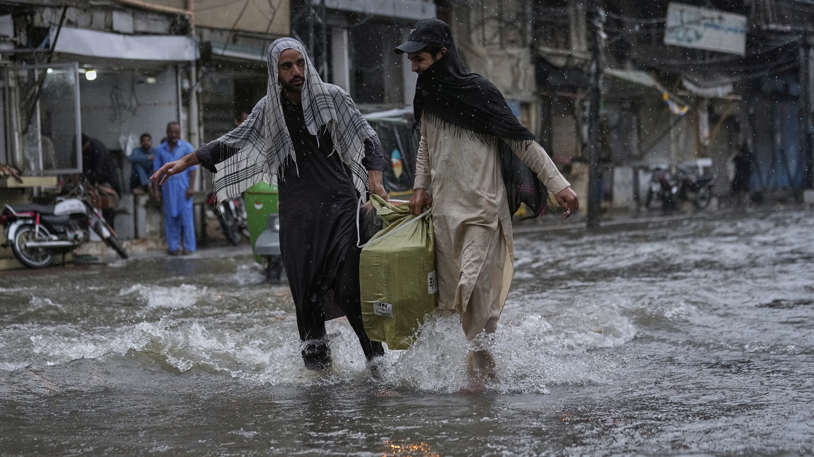 Πακιστάν: Πάνω από 50 νεκροί μέσα σε 24 ώρες από τους μουσώνες [εικόνες]-4